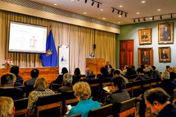 El miércoles 7 de mayo el Consejo de Evaluación presentó su Cuenta Anual, cita que tuvo lugar en el Salón Domeyko y que contó con la presencia de las autoridades de la Casa de Bello -encabezadas por la Rectora Rosa Devés-, además de académicas/os y estudiantes, y donde la profesora Dra. Mónica Marquina, especialista en educación superior y académica de la Universidad Nacional Tres de Febrero (UNTREF), dictó la charla magistral.
