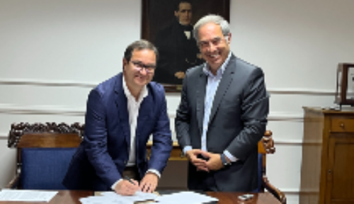 Diego Arentsen, gerente general de IOPA, y doctor Miguel O'Ryan, decano de la Facultad de Medicina, durante la firma del convenio