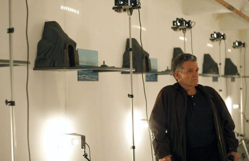 Uno de los proyectos más significativos de la convocatoria Fondo U-CreArt 2025 es “Libro de Artista: la articulación de residuos procedimentales como una nueva obra”, iniciativa del recientemente fallecido artista Gonzalo Díaz. Fotografía: Gonzalo Díaz, 1947-2025. Exposición “Una imagen llamada palabra” (2016) en CNAC.