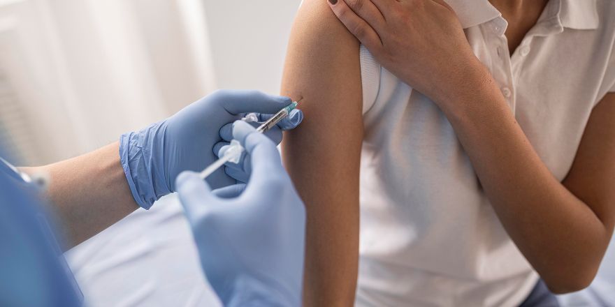 Especialista U. de Chile llama a reforzar vacunación y medidas preventivas ante detección de subclado K