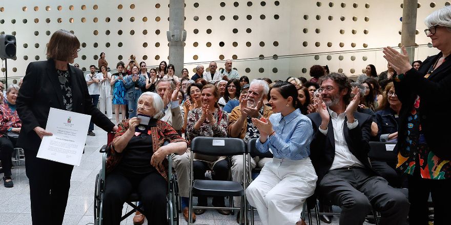 U. de Chile otorga a Delfina Guzmán la Medalla al Mérito Cultural Profesor Pedro de la Barra