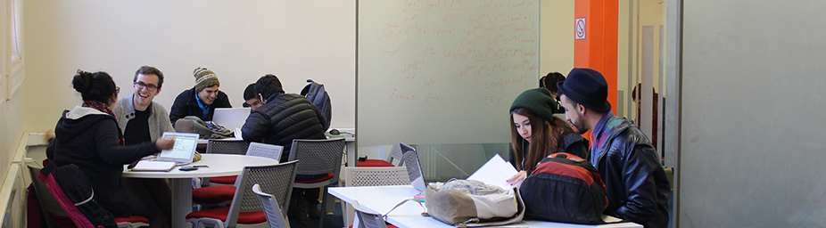 estudiantes en sala de estudios - banner de la Dirección de Bienestar y Desarrollo Estudiantil