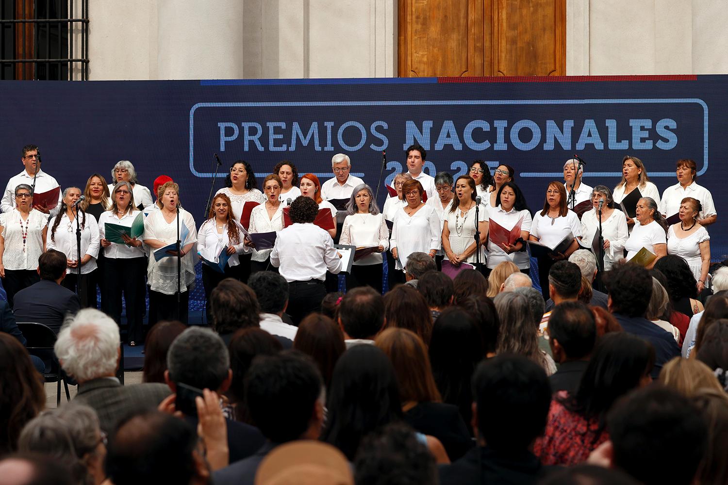 La ceremonia comenzó con una presentación del Coro de Pudahuel.