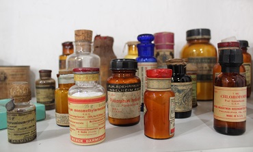 Valiosa colección de objetos relacionados con la química en Chile