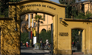 Entrada a la Facultad de Arquitectura y Urbanismo