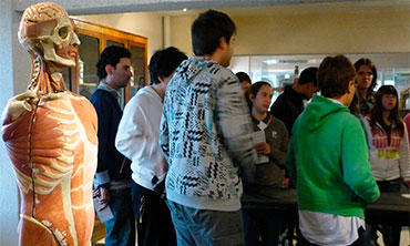 Personas visitando el Museo Nacional de Medicina Enrique Laval