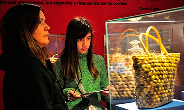 Personas observando artesanías del Museo de Arte Popular Americano